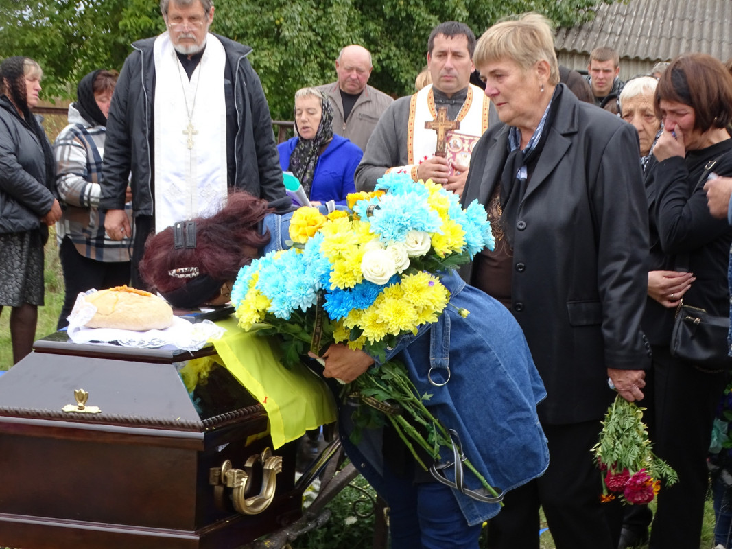 Багато місяців вважався зниклим безвісти: у громаді на Волині поховали Героя Олександра Чирку