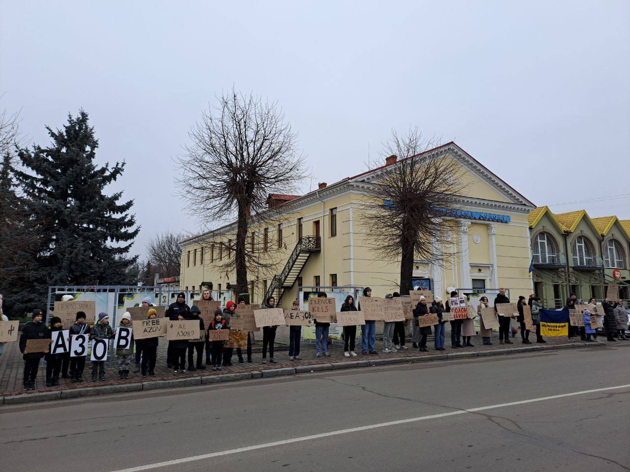 «Не мовчи! Полон вбиває»: на Волині пройшла акція підтримки полонених бійців полку «Азов»