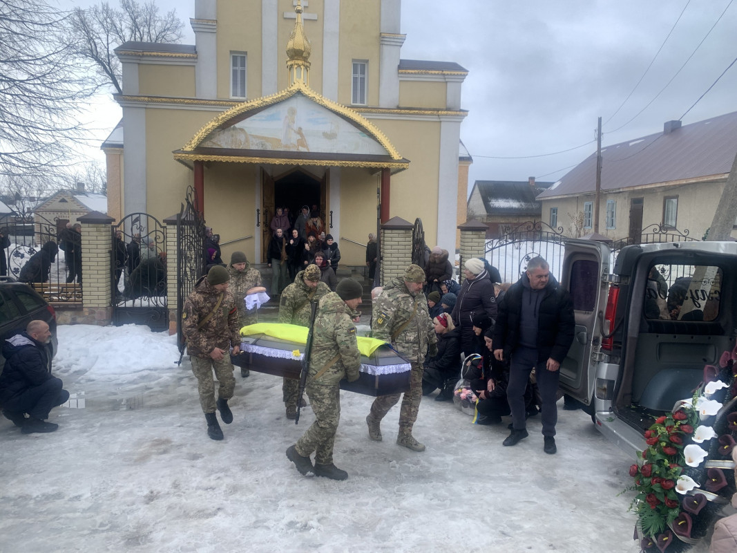 Останній пост прикордонника: жителі громади на Волині на колінах в останню дорогу провели Героя Павла Маєвського
