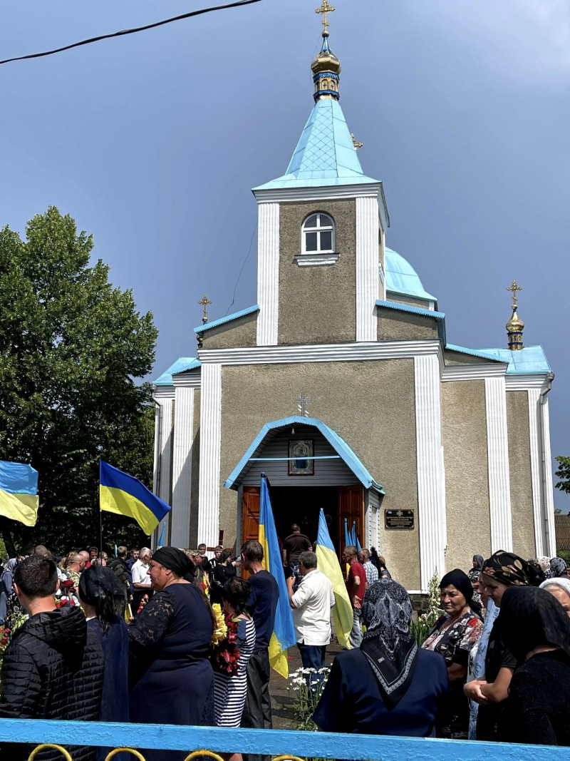 Волиняни на колінах з повним серцем болю попрощалися із загиблим Героєм Володимиром Сидляром