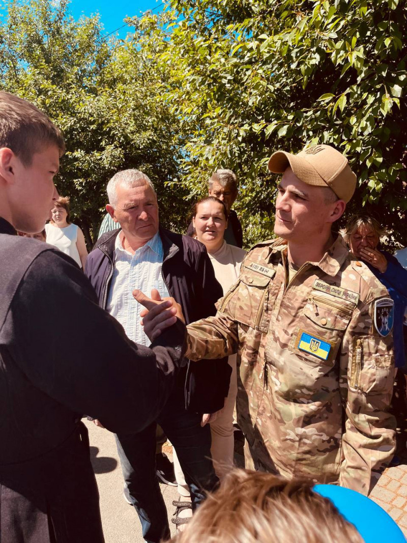 Зі сльозами радості та прапорами: на Волині емоційно зустріли звільненого з полону воїна Вадима Яковського