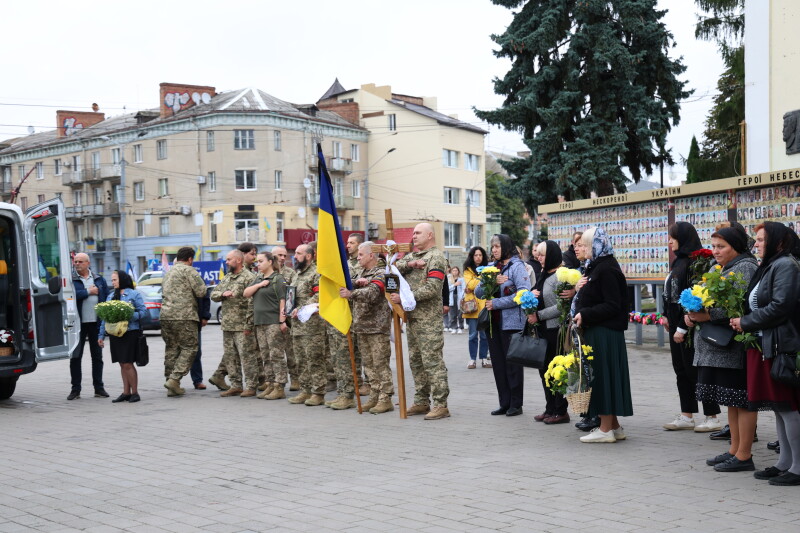 Загинув більше року тому: у Луцьку попрощалися з полеглим на війні Героєм Чижуком Володимиром