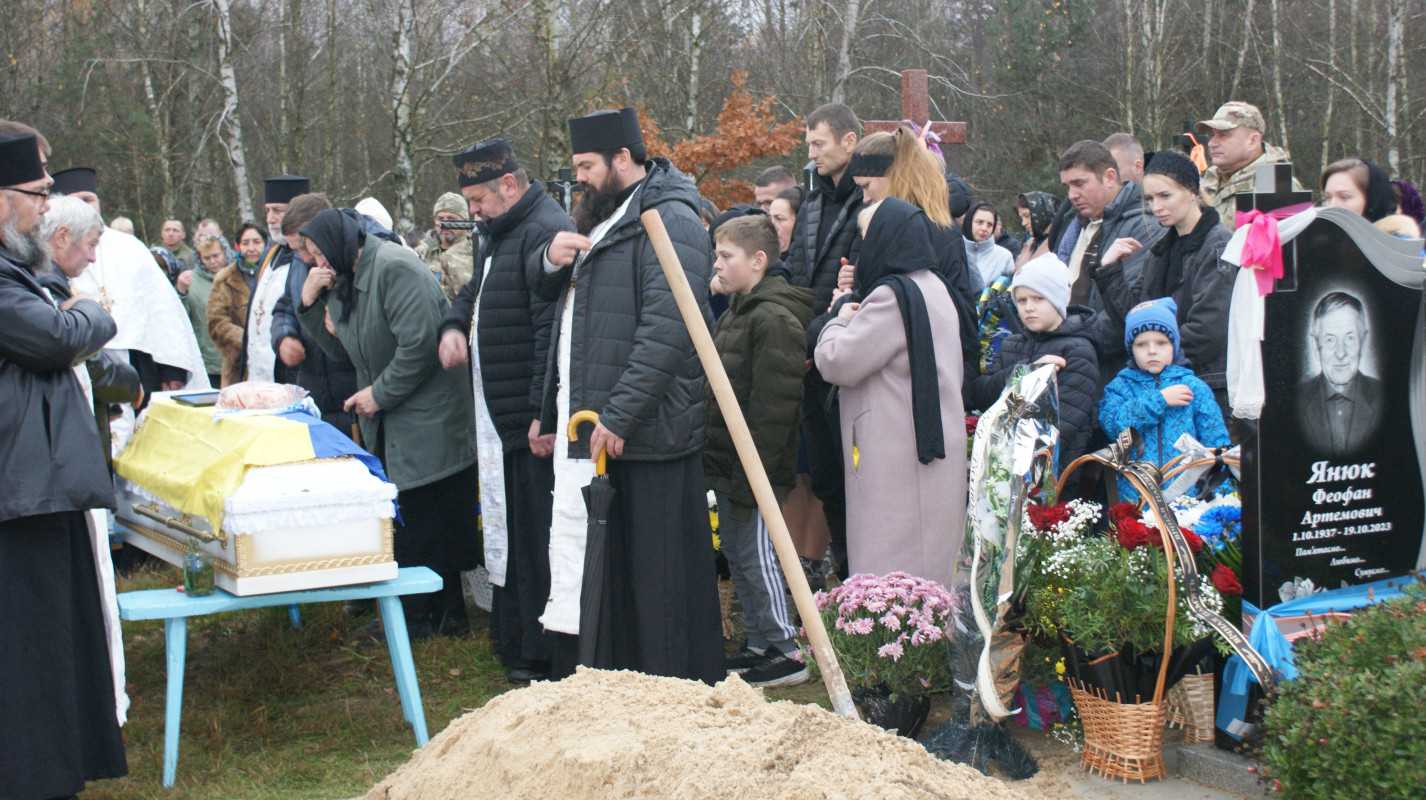 «Встелили всі села квітами, а хлопчика мого немає…»: у громаді на Волині провели в останню дорогу Героя Миколу Загоровця