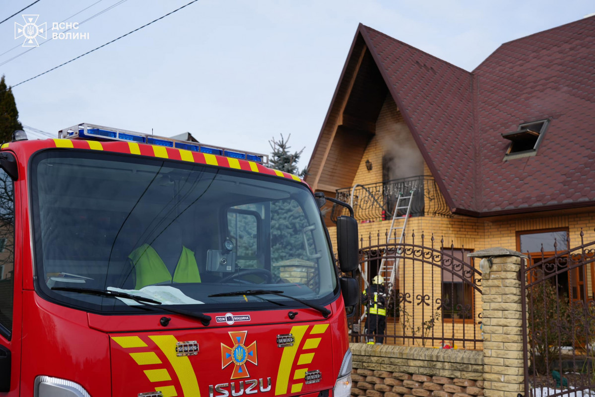 У селі біля Луцька сталася пожежа через свічку: постраждала жінка - у реанімації