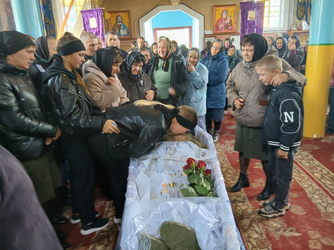 У липні мобілізували, а у вересні сповістили про загибель: на Волині попрощалися із загиблим захисником Віктором Карпуком