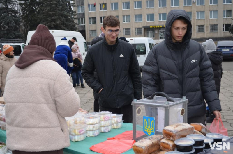 У місті на Волині на благодійному ярмарку зібрали майже 120 тисяч гривень для ЗСУ. Фоторепортаж