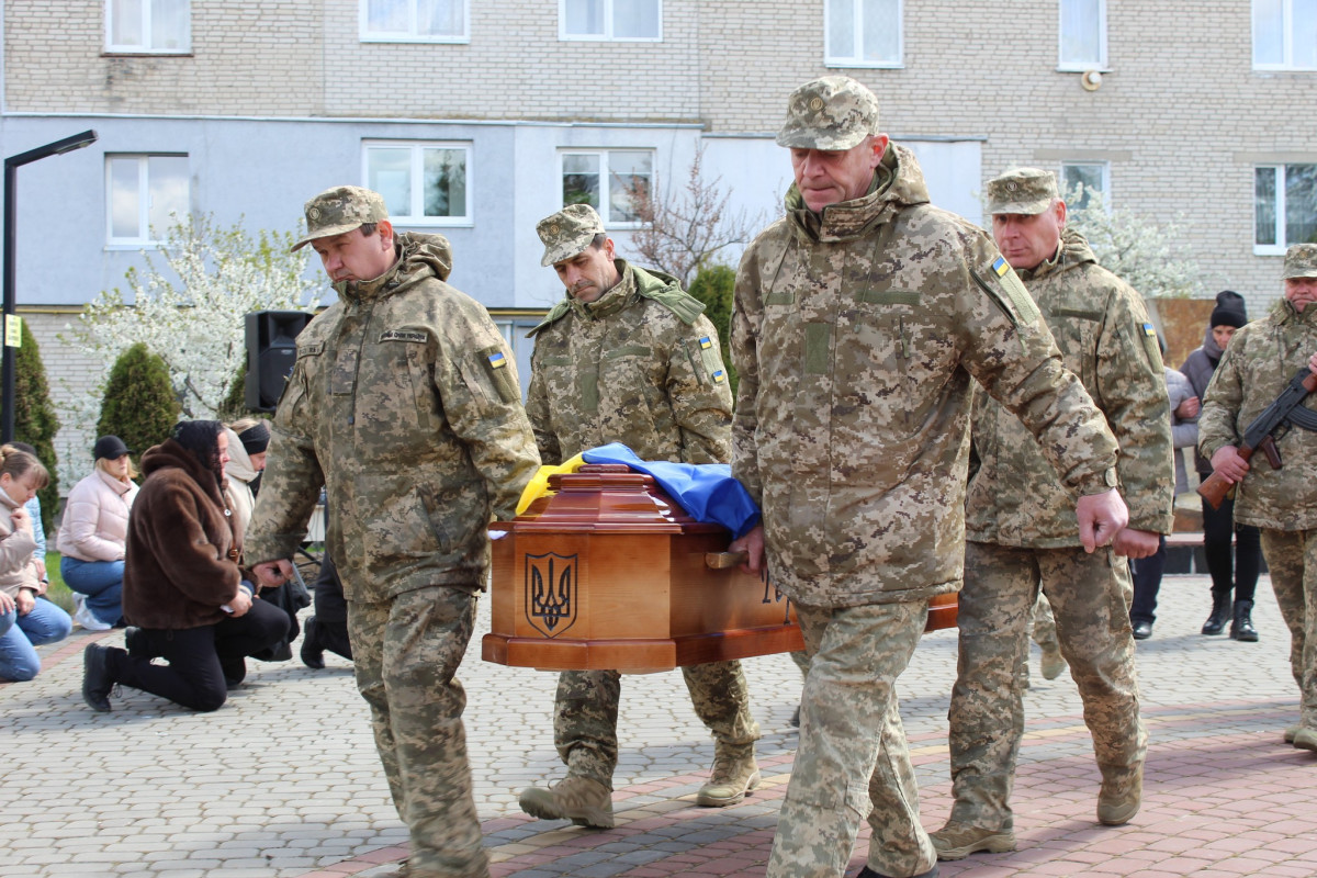 Не дочекалася дружина, не обійняла мама: волиняни попрощалися з полеглим Героєм Дмитром Демчуком