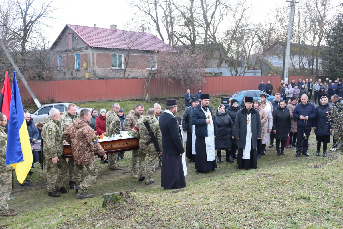 Захищав Україну ще з часів АТО: у Луцькому районі провели в останню путь Героя Романа Сербалюка