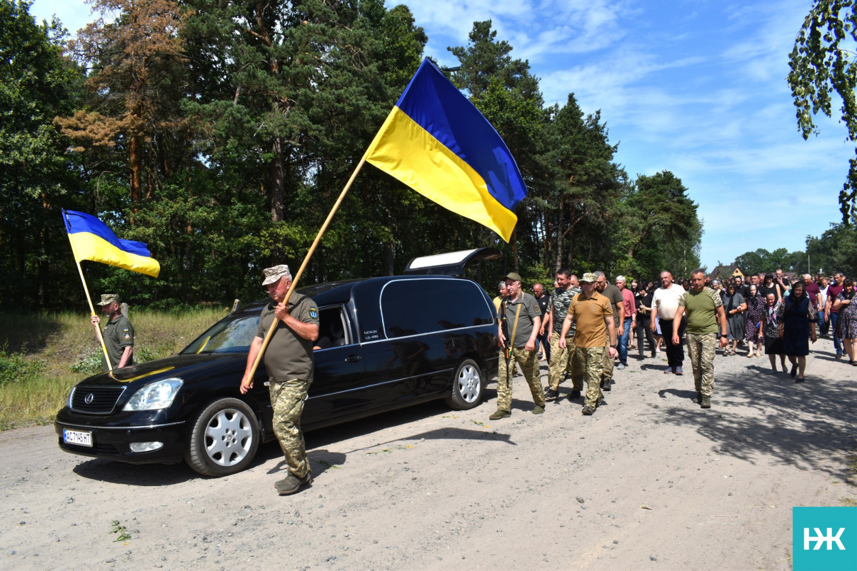 Кохана – у чорному, село – в сльозах: на Волині попрощалися з молодим Героєм Володимиром Черевком