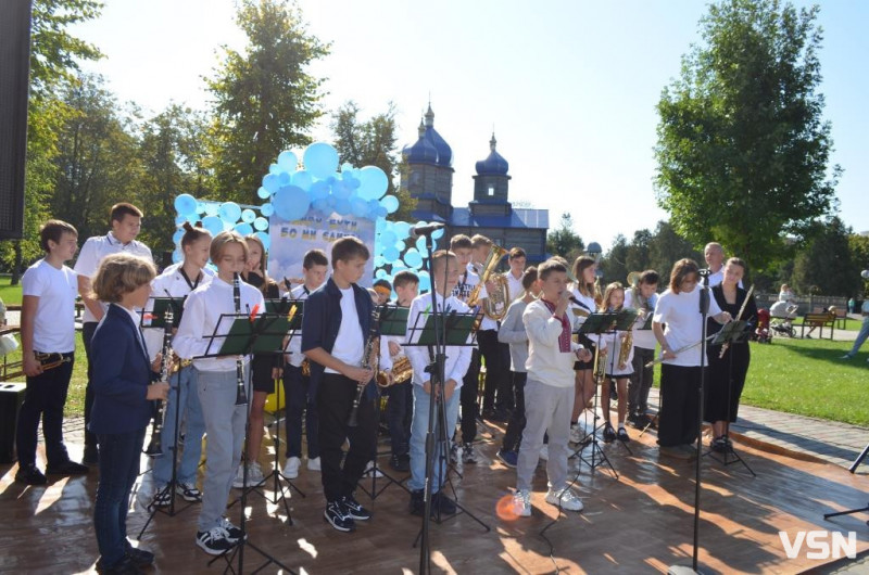 В місті на Волині на благодійному святі зібрали майже 150 тисяч гривень для ЗСУ. Фоторепортаж