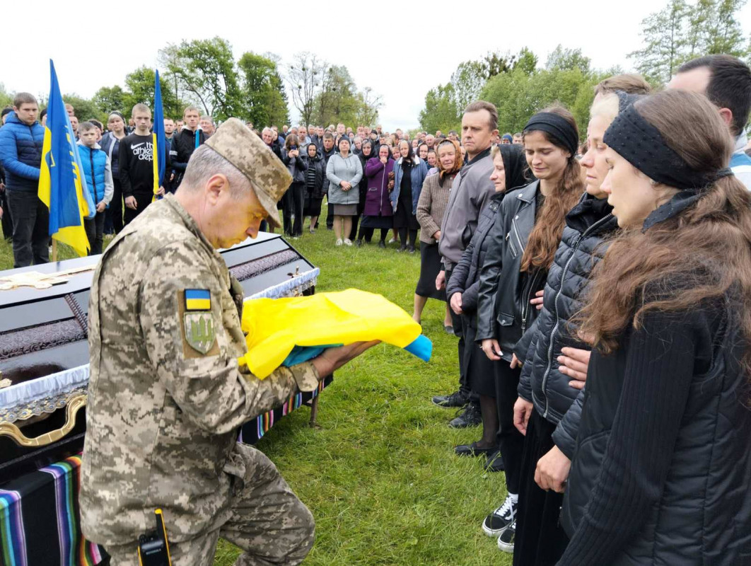 Жорстока війна залишила батьків без сина: у Луцькому районі провели в останню путь 26-річного Героя Романа Климчука
