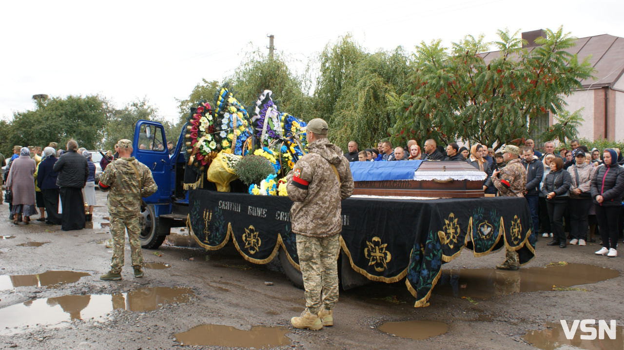 «Все питала, коли приїдеш, а ти казав, немає ким замінити...», - на Волині попрощалися з Героєм Сергієм Шевчуком