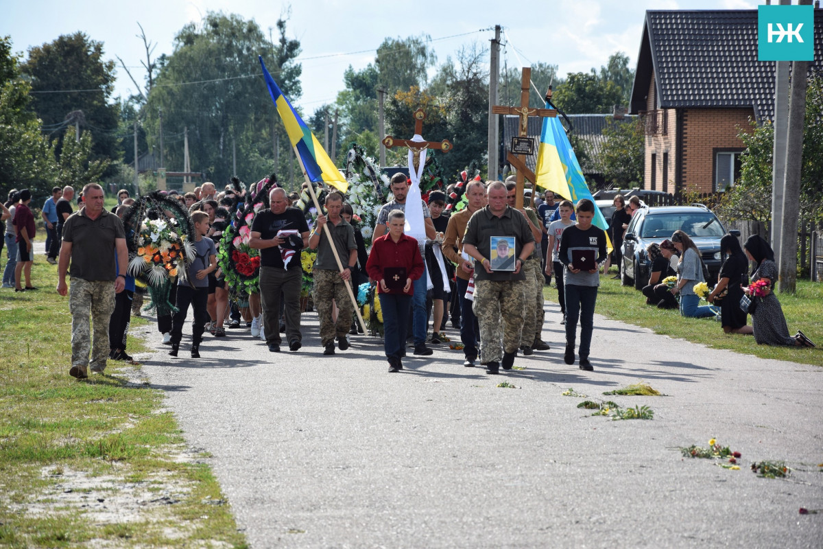 Понад рік вважався безвісти зниклим: на Волині всім селом прощалися з молодим Героєм Василем Канюкою