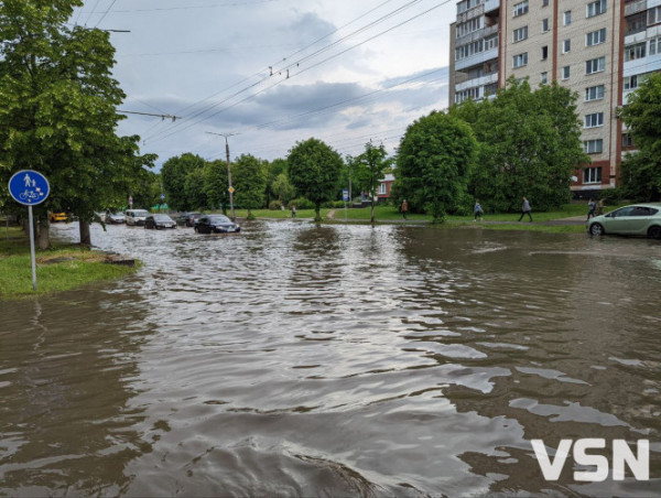 Після грози у Луцьку затопило вулиці. ФОТО. ВІДЕО