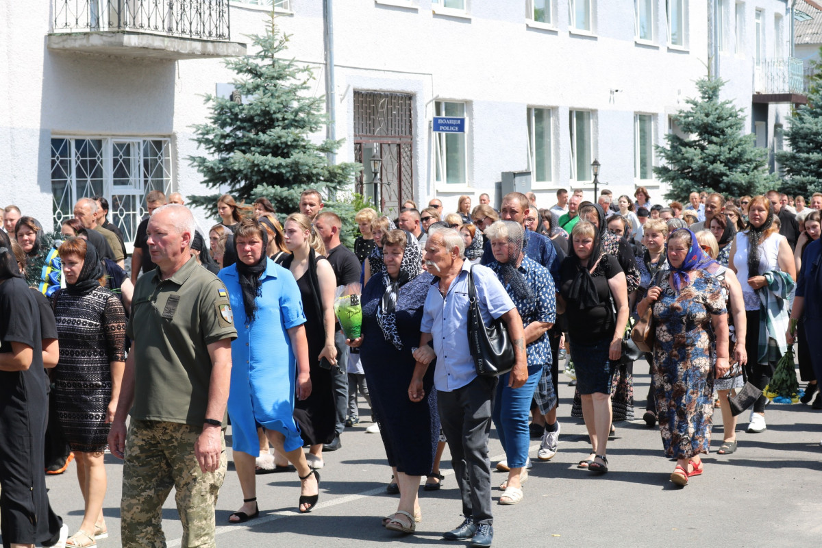 Невтомний трудівник, гарний сім’янин і надійний друг: на Волині всім селом ховали загиблого Героя Сергія Кравчука