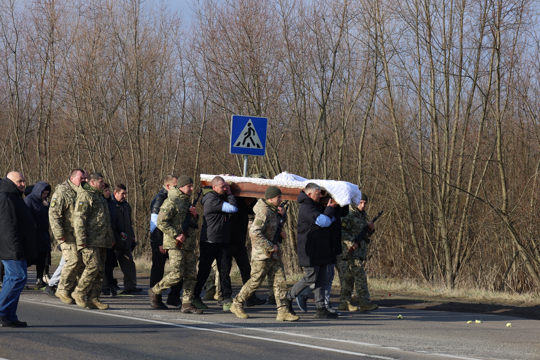 Серце важкопораненого бійця зупинилося після тривалого лікування: на Волині попрощалися з Героєм Русланом Світачем