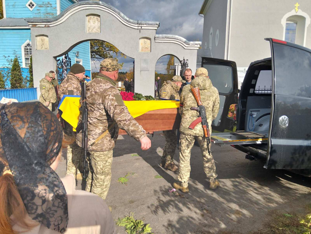 Довгий час вважався безвісти зниклим: на Волині в останню путь провели Героя Віталія Бомазюка