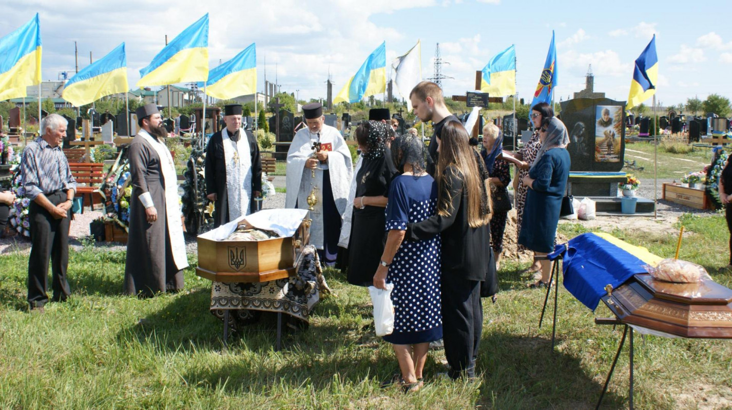 Не встиг натішитися першою онучкою: на Волині провели в останню дорогу воїна Олексія Калюха