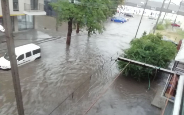 Затоплені вулиці та «плаваючі» автівки: Львів накрила потужна гроза