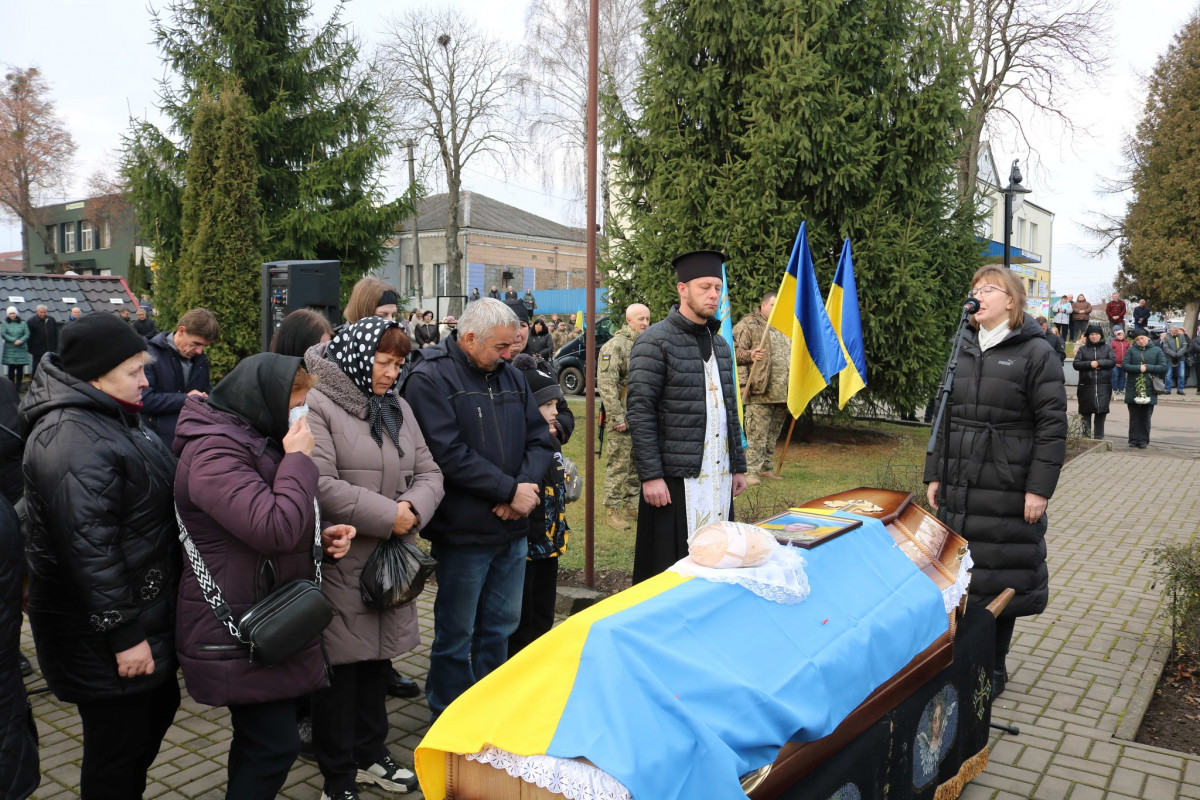 Понад рік вважався безвісти зниклим: у Луцькому районі поховали Героя Василя Цвілюка