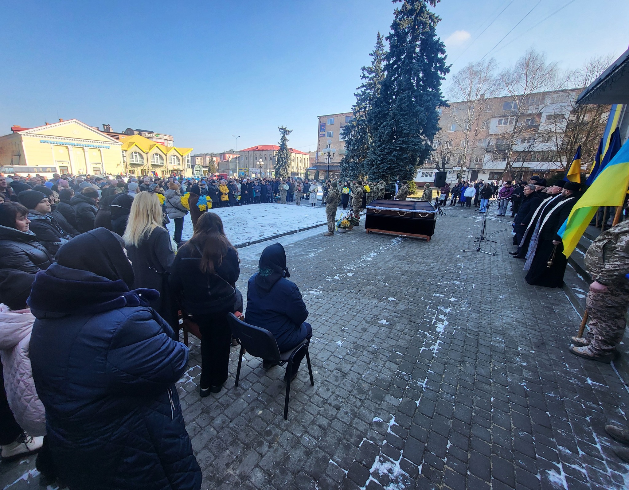 Приклад справжнього чоловіка, тата, наставника, вихователя: на Волині попрощалися з Героєм Миколою Боршуляком