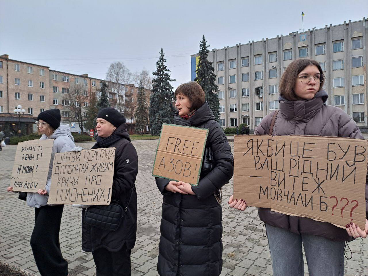 «Не мовчи! Полон вбиває»: на Волині пройшла акція підтримки полонених бійців полку «Азов»