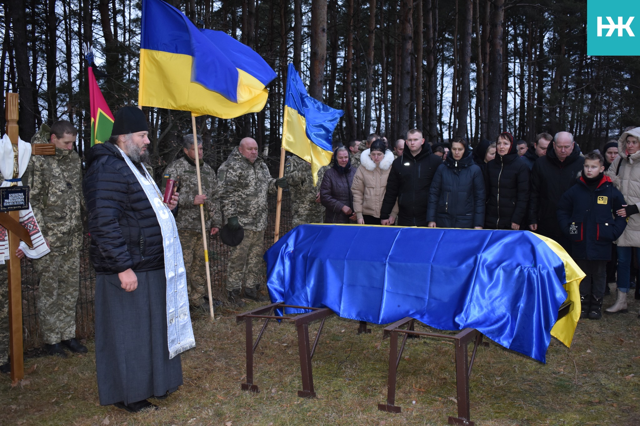 Сумне новоріччя: усе село на Волині зійшлося провести Героя Володимира Кушнерика