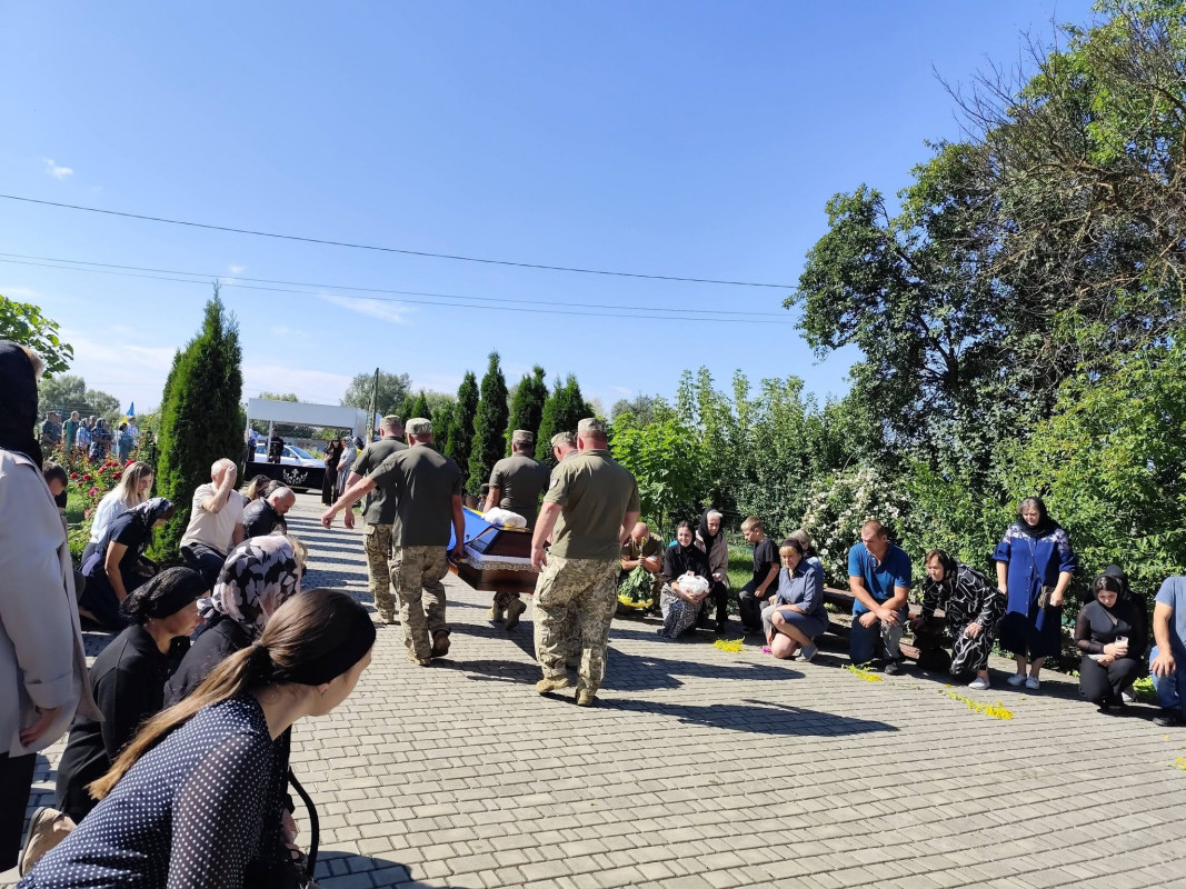 На Волині попрощалися із 40-річним воїном Олександром Вахнованом, який загинув у ДТП