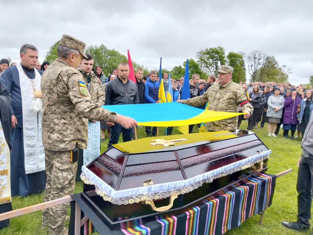 Жорстока війна залишила батьків без сина: у Луцькому районі провели в останню путь 26-річного Героя Романа Климчука