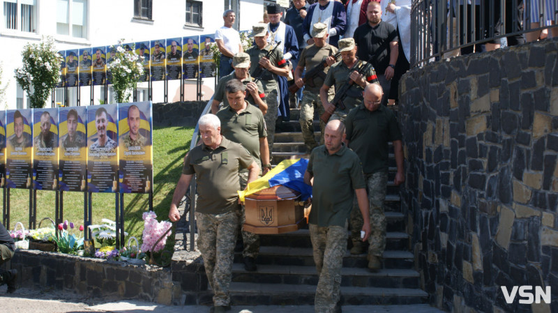 Рідні сподівалися, що в полоні, але дива не сталося: у Рожищі провели в останню путь воїна Миколу Катеринюка