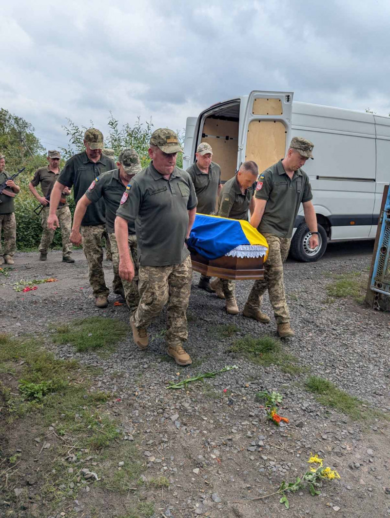 Серце не витримало пережитого на війні: на Волині попрощалися з Героєм Валерієм Вакулюком