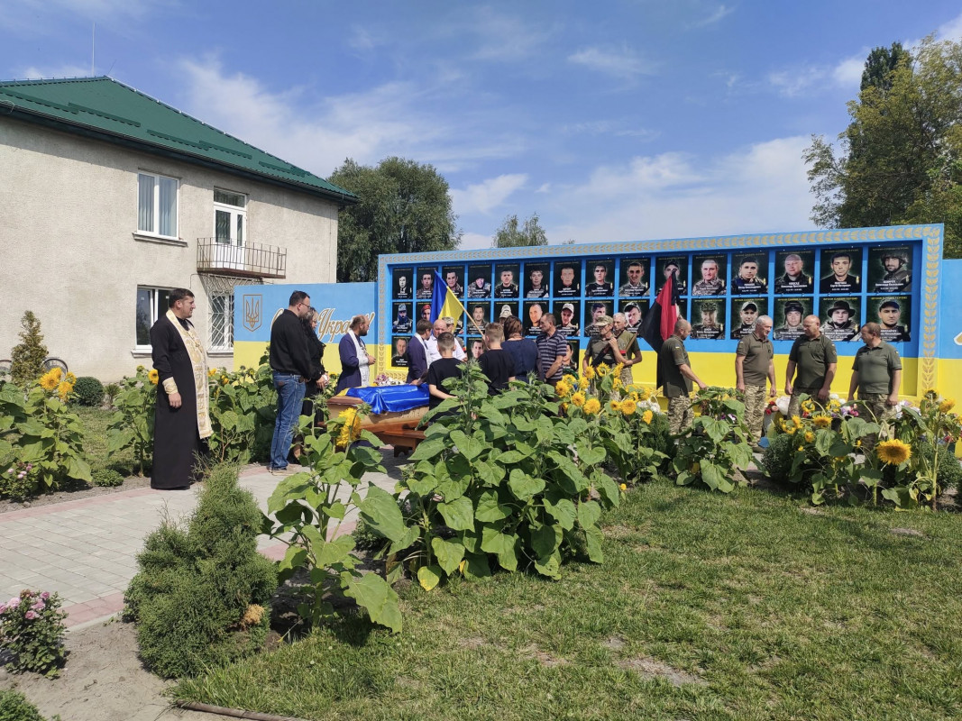 Навіки 40: на Волині похоронили загиблого офіцера Романа Дудика