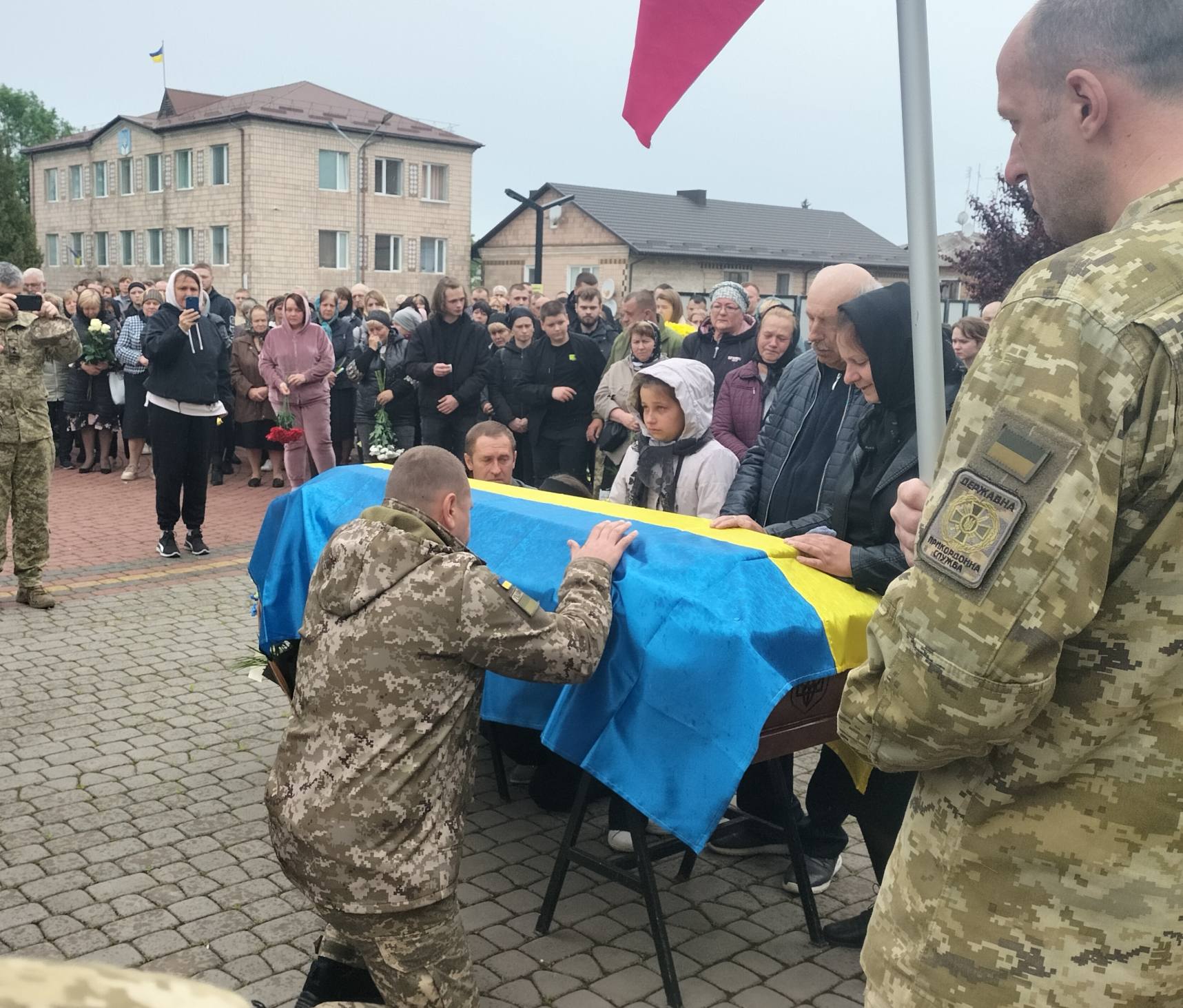 Весільний коровай розділили на кладовищі: на Волині попрощалися з молодими Героєм Сергієм Уляницьким