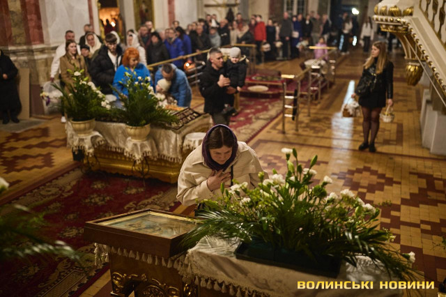 Як у Луцьку освячували кошики напередодні Великодня