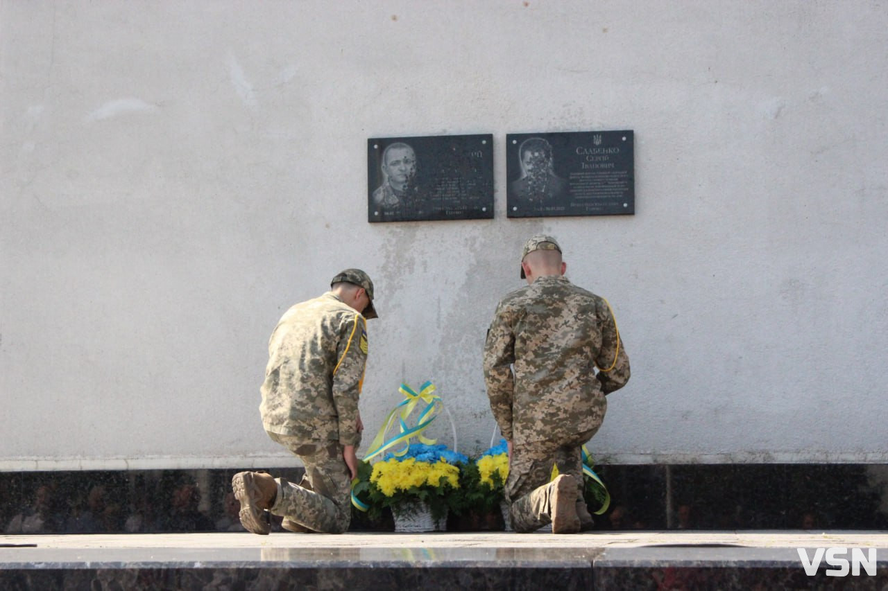 У Луцьку встановили меморіальні дошки загиблим на війні депутатам - Сергію Слабенку та Сергію Духницькому