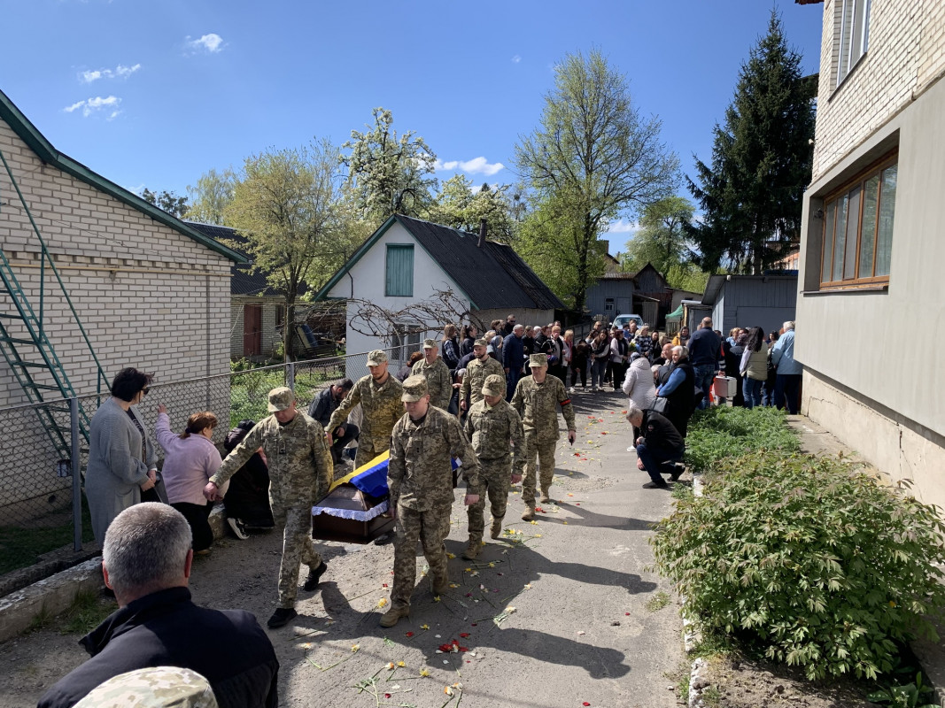 Останній дзвінок для Героя: у місті на Волині попрощалися з Олександром Каленюком