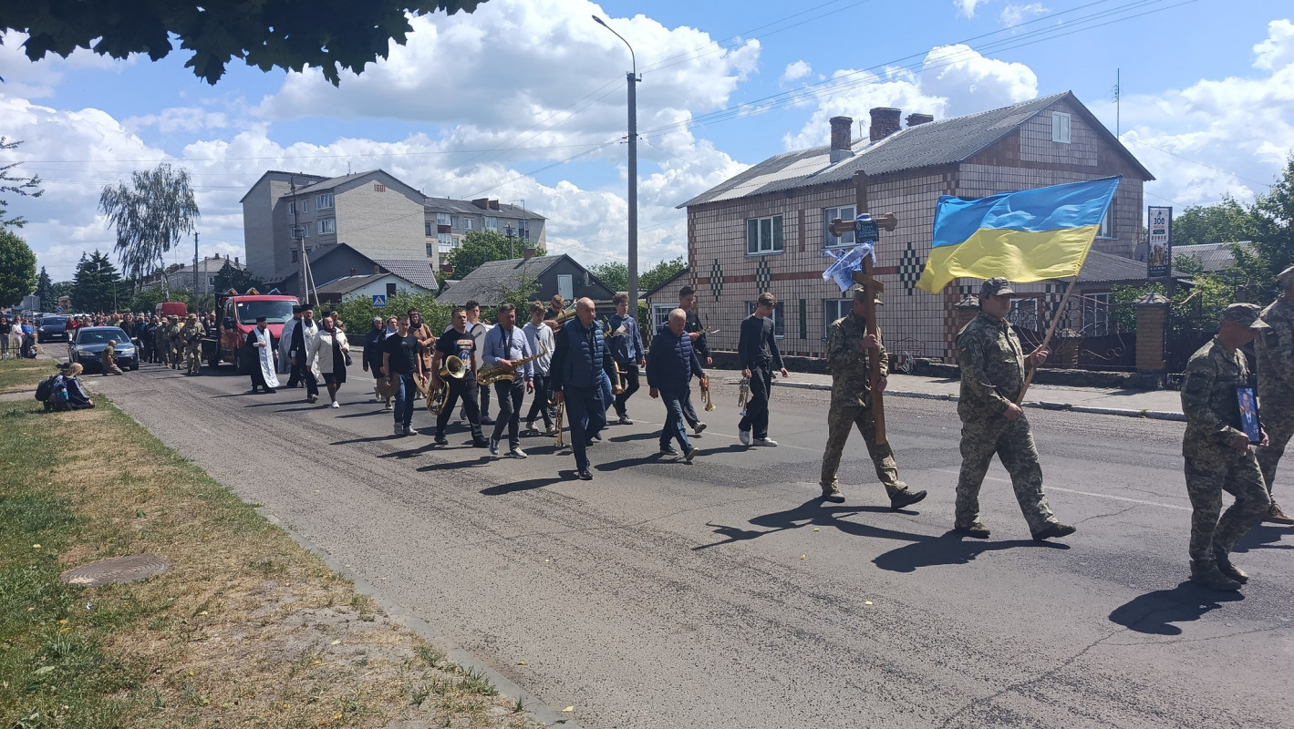 Біль втрати, що не стихає: у громаді на Волині провели в останню дорогу підполковника Повітряних сил України Юрія Халика