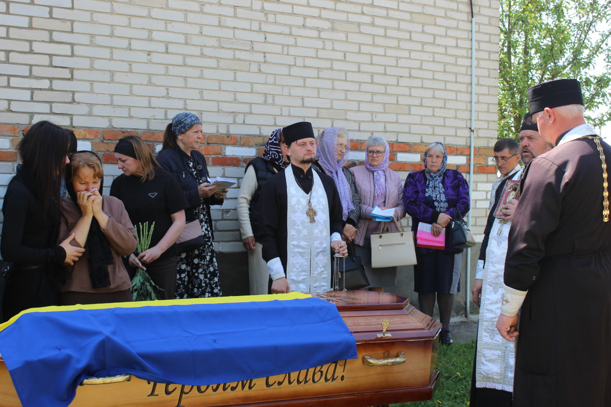 Рік і три місяці вважався зниклим безвісти: на Волині в останню земну путь провели Героя Павла Герасимчука