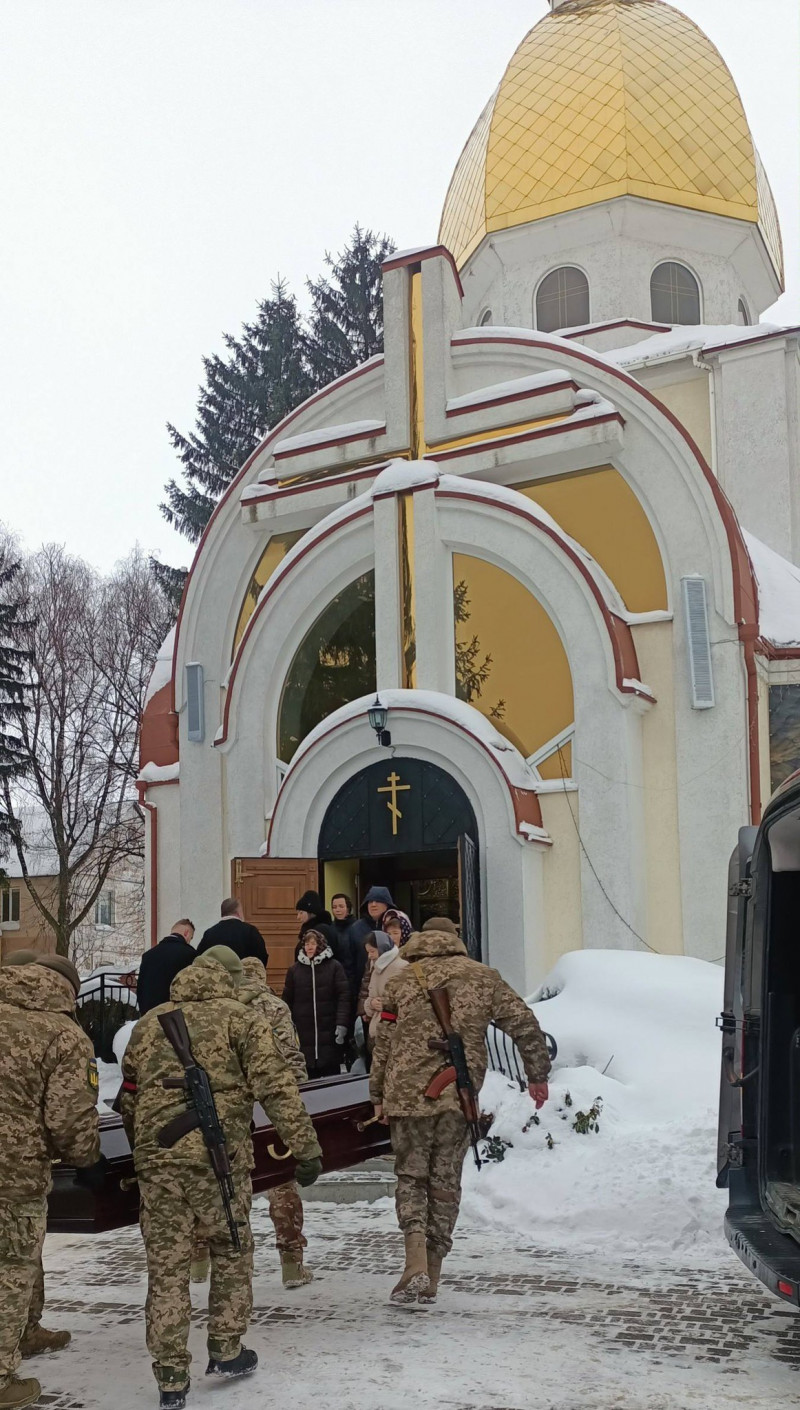 Серце зупинилося під час лікування: на Волині попрощалися з молодим військовослужбовцем Денисом Деркачем