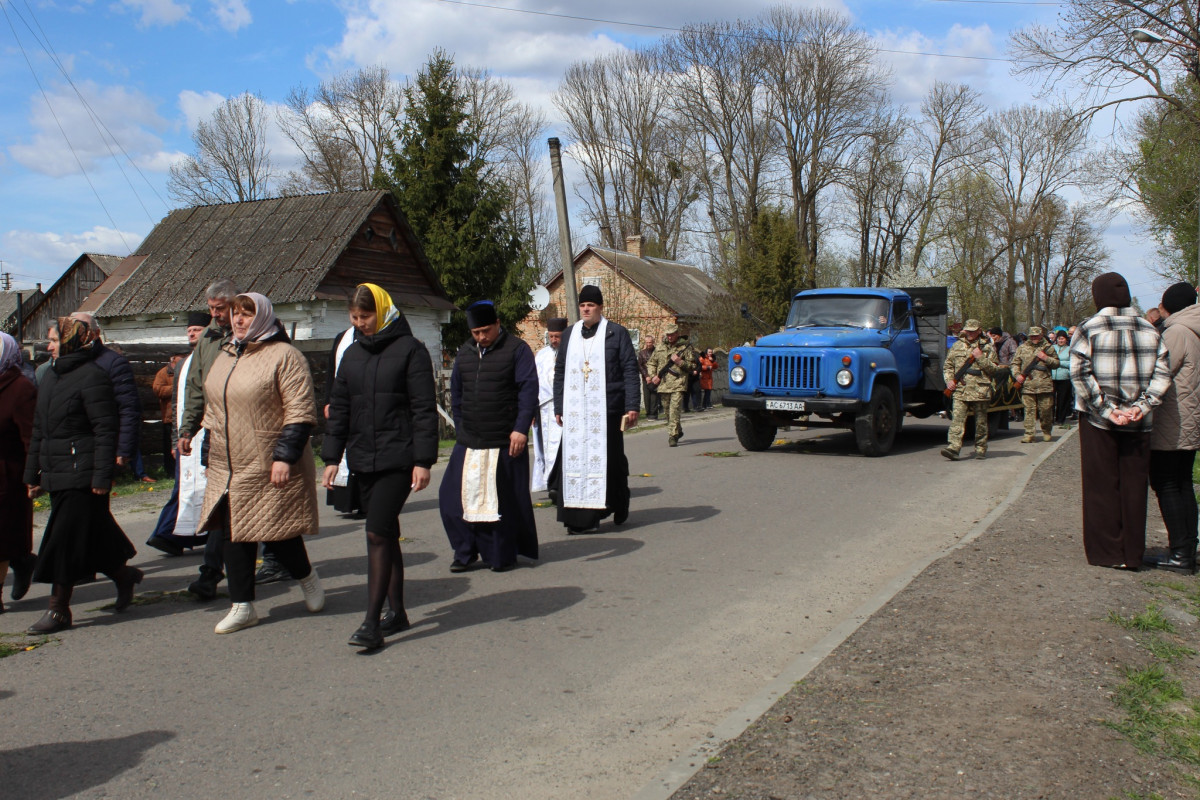 Не дочекалася дружина, не обійняла мама: волиняни попрощалися з полеглим Героєм Дмитром Демчуком