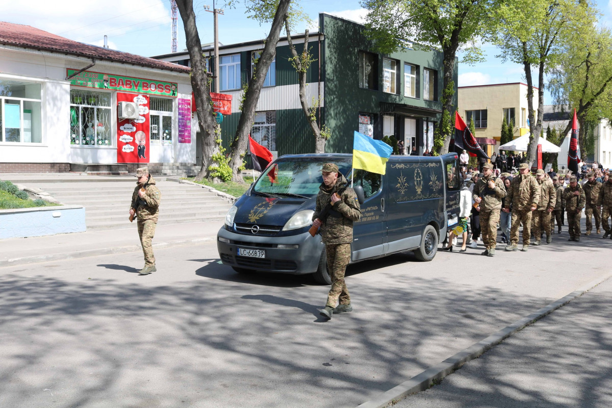 Близько 11 місяців вважався зниклим безвісти: на Волині попрощалися із захисником Василем Фаринюком