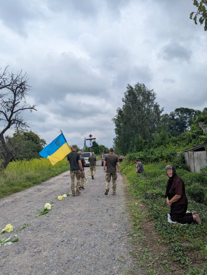 Серце не витримало пережитого на війні: на Волині попрощалися з Героєм Валерієм Вакулюком