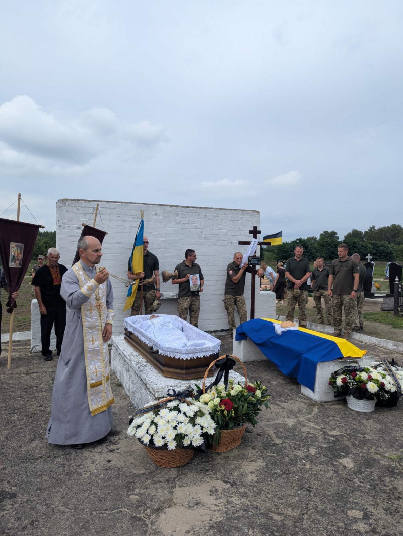 Серце не витримало пережитого на війні: на Волині попрощалися з Героєм Валерієм Вакулюком