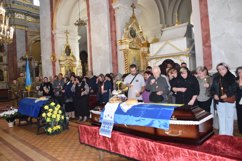 Загинули понад рік тому: у Луцьку попрощалися з двома Героями Андрієм Кравчуком та Романом Смалем