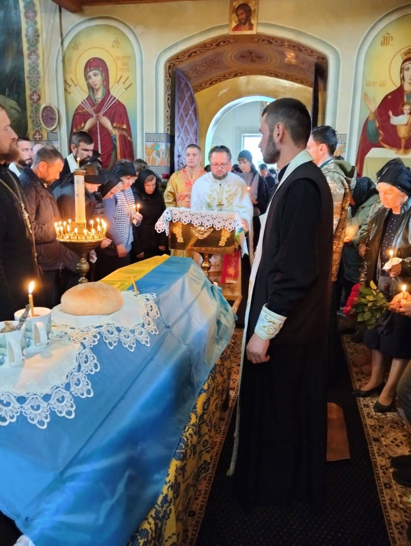 Жорстока війна залишила батьків без сина: у Луцькому районі провели в останню путь 26-річного Героя Романа Климчука