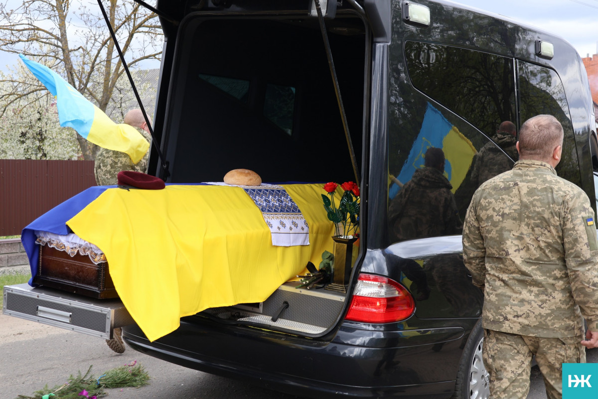 Біль двох сіл: на Волині провели в останню путь воїна Володимира Ридчука