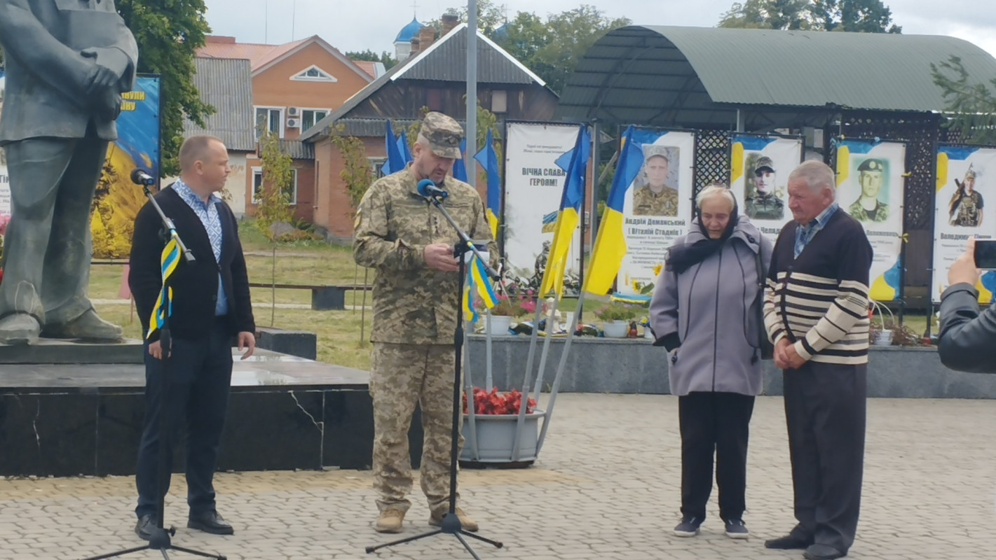 Закрив собою побратимів: батькам полеглого Героя з Волині вручили посмертну нагороду сина
