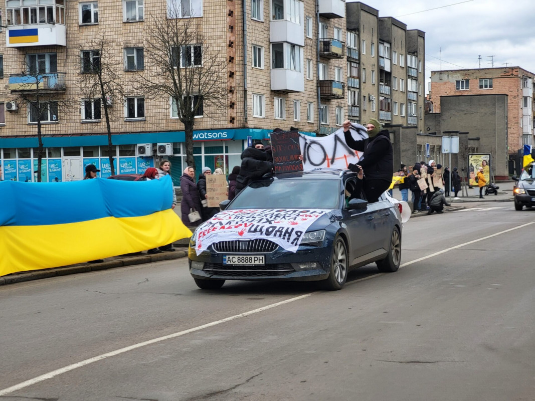 «Знайдіть та поверніть мені мого тата»: на Волині відбувся масштабний автопробіг на підтримку військовополонених