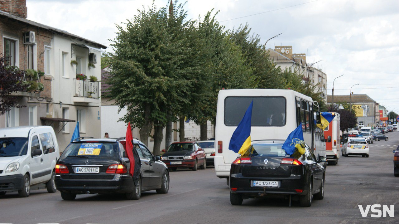 Повернувся додому після майже дворічної невідомості: Рожищенська громада зустріла «на щиті» Героя Віталія Козла. Фото