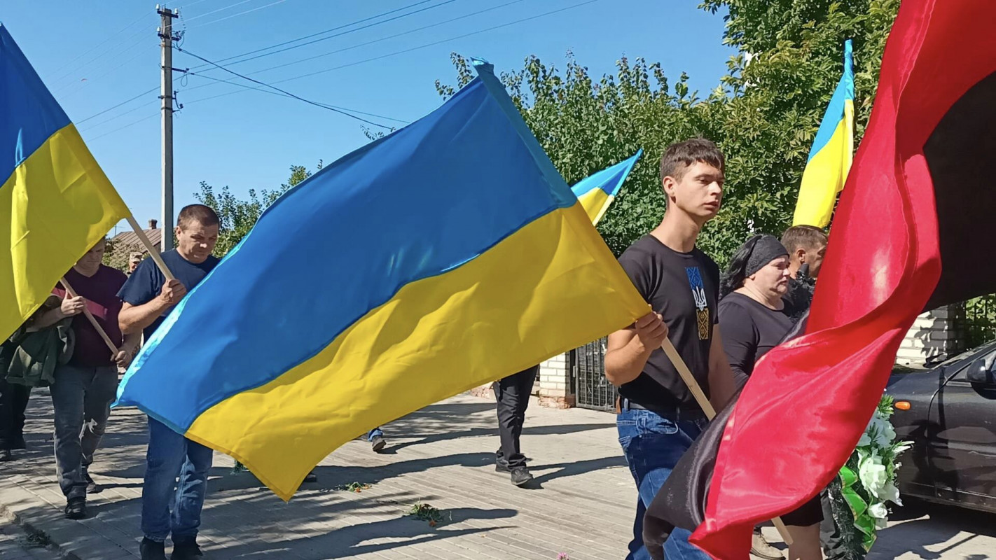 Добрий, спокійний, завжди готовий допомогти: волиняни попрощалися з Героєм Миколою Линником